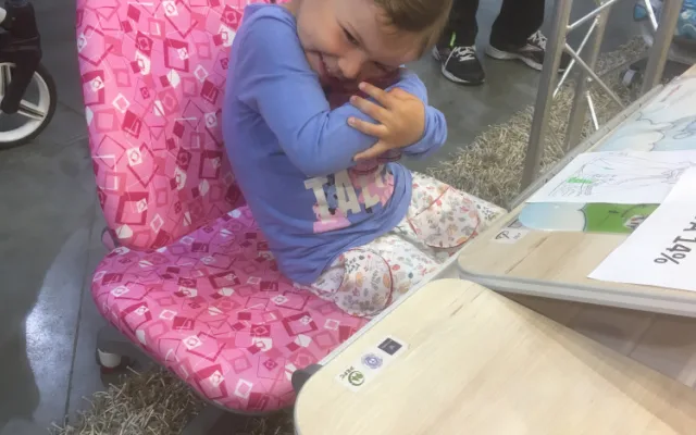 Konec trápení s kulatými zády. Prohlédněte si na Zemi živitelka rostoucí nábytek Amadeus, který vašemu dítěti uleví