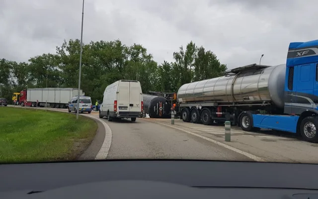 Z cisterny na Okružní vytekl horký asfalt, škoda přesahuje milion