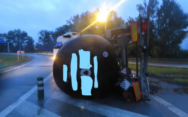 Z cisterny na Okružní vytekl horký asfalt, škoda přesahuje milion