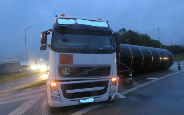 Z cisterny na Okružní vytekl horký asfalt, škoda přesahuje milion