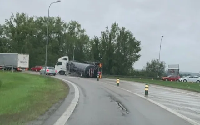 Z cisterny na Okružní vytekl horký asfalt, škoda přesahuje milion
