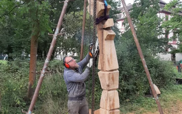 I v letošním roce probíhá před areálem Jihočeské zoologické zahrady v Hluboké nad Vltavou druhý ročník dřevosochařského sympozia pod názvem „Obři z trávy''.