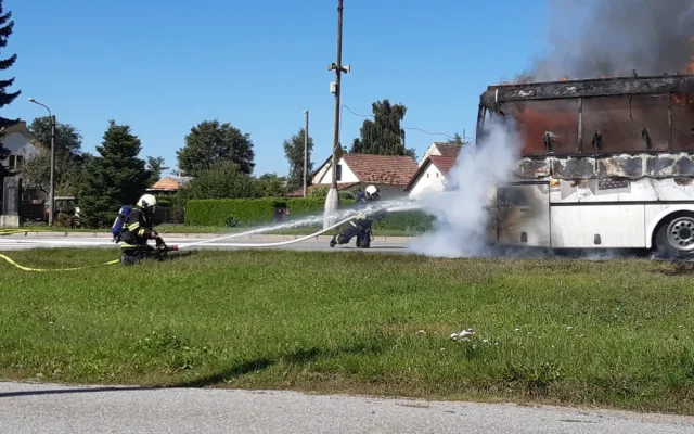 Na Táborsku shořel autobus na zemní plyn, cestovalo v něm dvacet lidí
