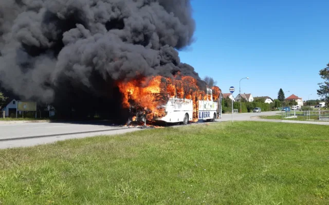 Na Táborsku shořel autobus na zemní plyn, cestovalo v něm dvacet lidí