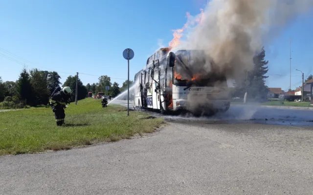 Na Táborsku shořel autobus na zemní plyn, cestovalo v něm dvacet lidí
