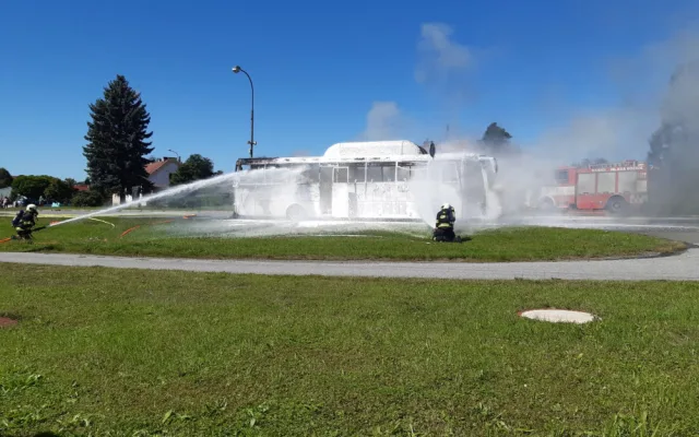 Na Táborsku shořel autobus na zemní plyn, cestovalo v něm dvacet lidí