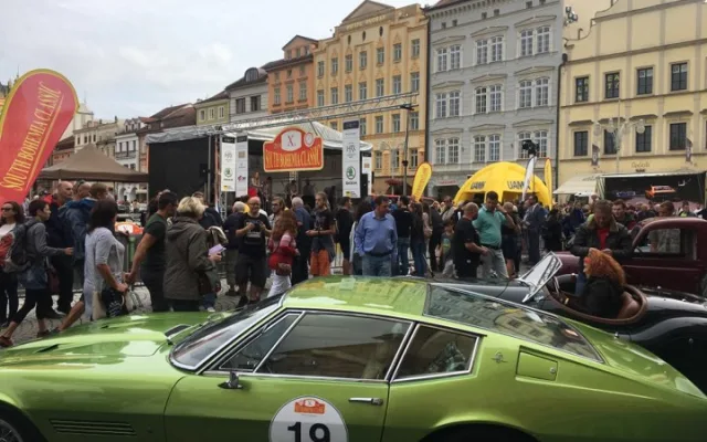 Na náměstí odstartoval desátý ročník veteránské rallye, sjelo se 150 aut