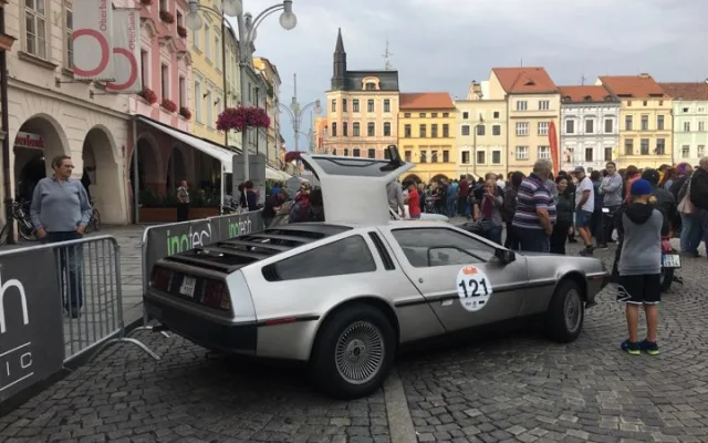 Na náměstí odstartoval desátý ročník veteránské rallye, sjelo se 150 aut