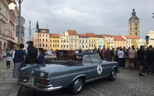 Na náměstí odstartoval desátý ročník veteránské rallye, sjelo se 150 aut