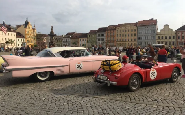 Na náměstí odstartoval desátý ročník veteránské rallye, sjelo se 150 aut