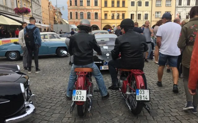 Na náměstí odstartoval desátý ročník veteránské rallye, sjelo se 150 aut