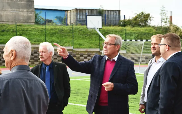 Budějcká automobilní a technická škola má nový sportovní areál. Na výstavbu přispěl kraj