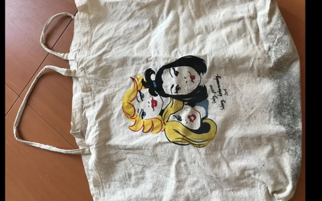 Žena u sebe měla látkovou tašku z Penny.
