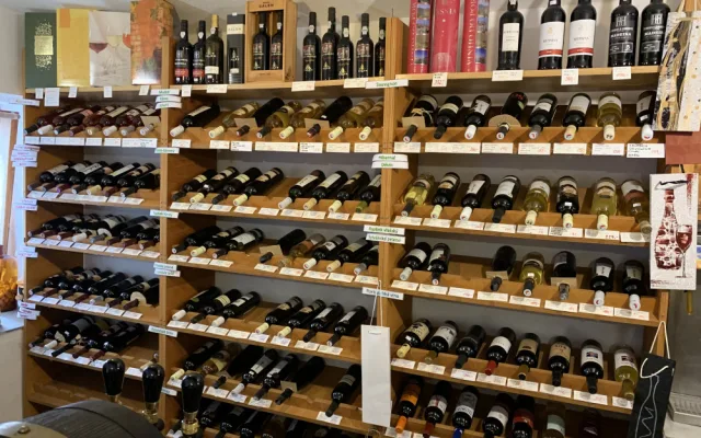 Máte chuť na kvalitní víno či sezónní burčák a nechce se vám pro něj do vinotéky? Nezoufejte. Přímo domů vám oblíbený nápoj přiveze Vinotéka Sklípek