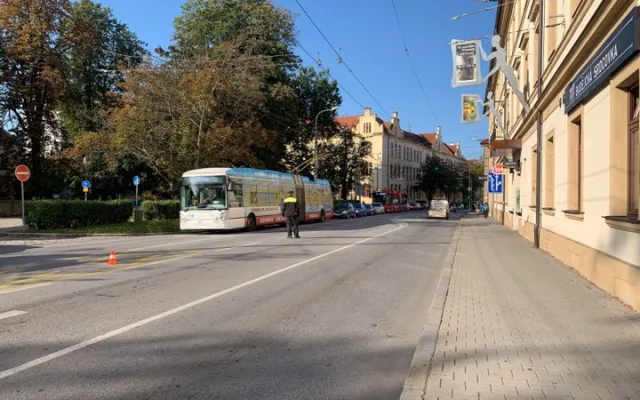 K nehodě trolejbusu a dvou osobních auto došlo dnes po osmé hodině ráno.