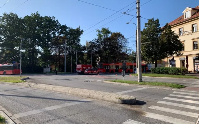 K nehodě trolejbusu a dvou osobních auto došlo dnes po osmé hodině ráno.
