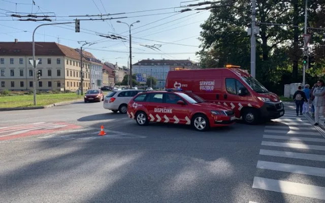 K nehodě trolejbusu a dvou osobních auto došlo dnes po osmé hodině ráno.