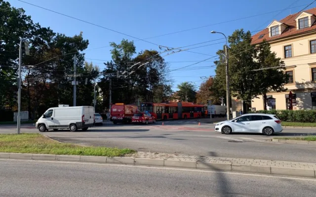 K nehodě trolejbusu a dvou osobních auto došlo dnes po osmé hodině ráno.