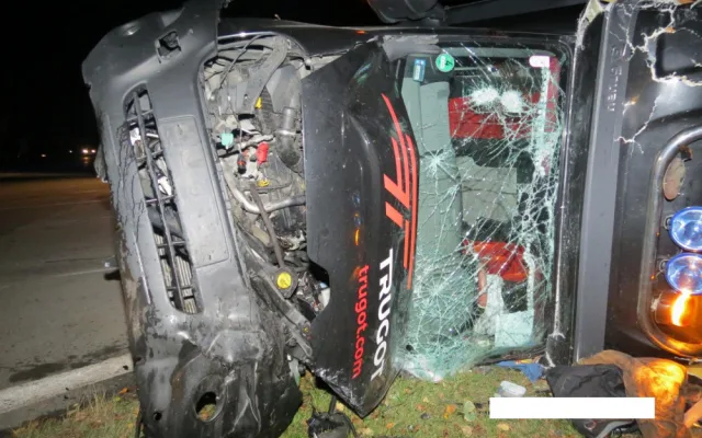 Řidič osobáku nedal přednost náklaďáku, dva lidé se těžce zranili