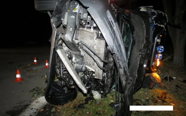 Řidič osobáku nedal přednost náklaďáku, dva lidé se těžce zranili