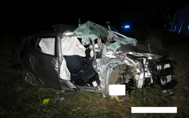Řidič osobáku nedal přednost náklaďáku, dva lidé se těžce zranili