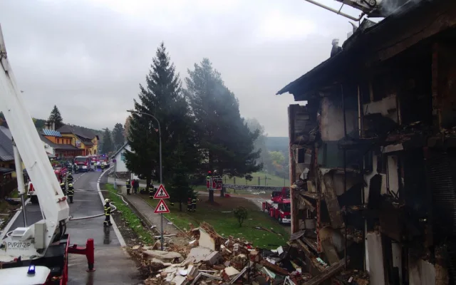 Domy v Lenoře, které nezasáhl požár, nečeká demolice