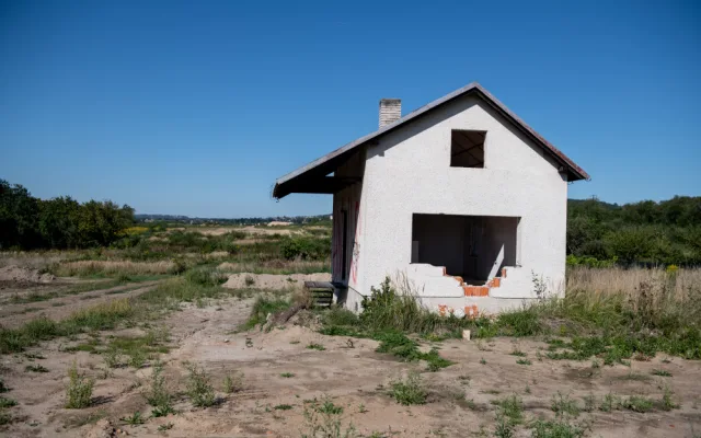 Domy na Srubci, které čeká kvůli stavbě dálnice demolice, někdo popsal nápisem "hnus".