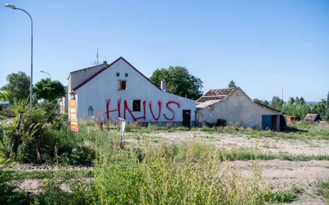 Domy na Srubci, které čeká kvůli stavbě dálnice demolice, někdo popsal nápisem "hnus".