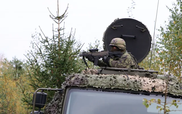 Hodnotitelé z NATO sledovali v Boleticích, jak strakoničtí vojáci bojují se vzdušným protivníkem
