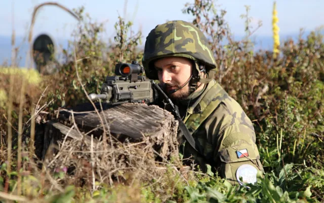 Hodnotitelé z NATO sledovali v Boleticích, jak strakoničtí vojáci bojují se vzdušným protivníkem