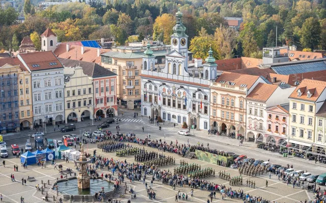 FOTO: České Budějovice si připomněli 101. výročí vzniku republiky vojenskou přehlídkou