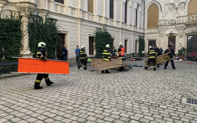 Výbuch, křik a desítky zraněných. Cvičení na Hluboké simulovalo zásah u exploze