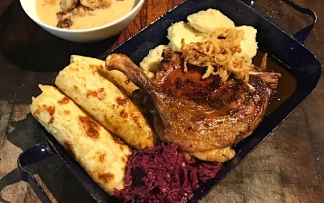 Restaurace Pizza Coloseum otevírá každý pracovní den už v 8:00, o víkendech o dvě hodiny později a zavírá ve 22:00.