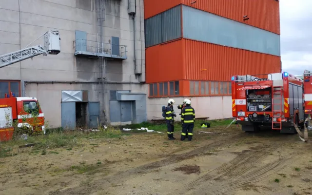 Písečtí hasiči za sebou mají dvě taktická cvičení, v jednom případě spadl člověk do sila