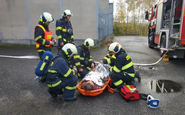 Písečtí hasiči za sebou mají dvě taktická cvičení, v jednom případě spadl člověk do sila