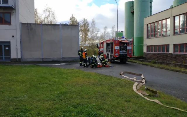 Písečtí hasiči za sebou mají dvě taktická cvičení, v jednom případě spadl člověk do sila