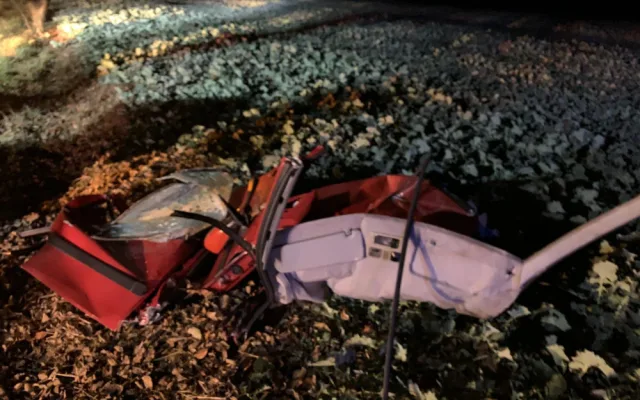 K tragické dopravní nehodě došlo dnes večer u obce Olešná na Písecku. Osmačtyřicetiletý řidič dostal na mírně namrzlé silnici pravděpodobně smyk a narazil do stromu. Svým zraněním bohužel na místě podlehl.
