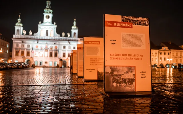 Sametová linka připomíná významné výročí roku 1989, vyrazí i po důležitých místech sametového dění