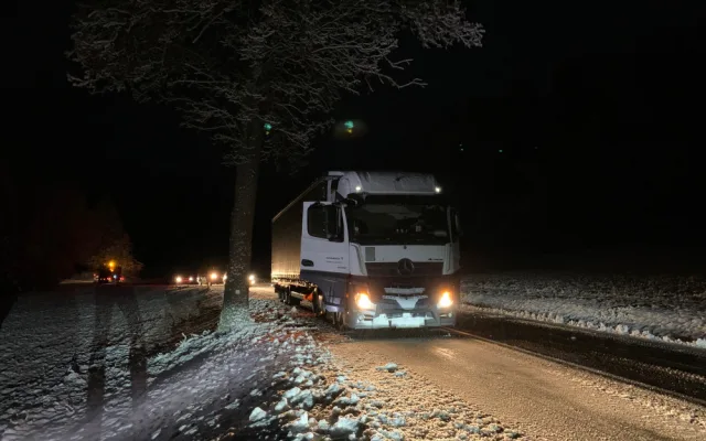 První letošní sníh v noci zkomplikoval dopravu na Strážný