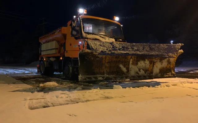 První letošní sníh v noci zkomplikoval dopravu na Strážný