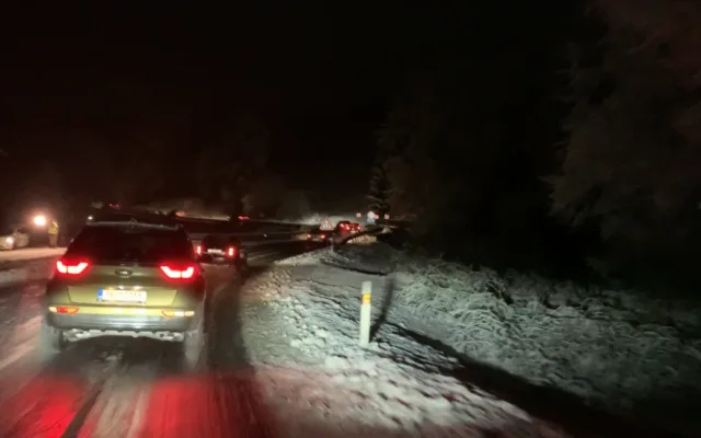 První letošní sníh v noci zkomplikoval dopravu na Strážný