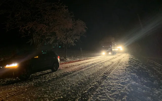 První letošní sníh v noci zkomplikoval dopravu na Strážný