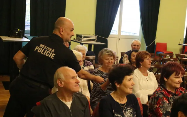 Jednotlivé scénky byly vždy doplněny odbornými komentáři přítomných policistů a strážníků.