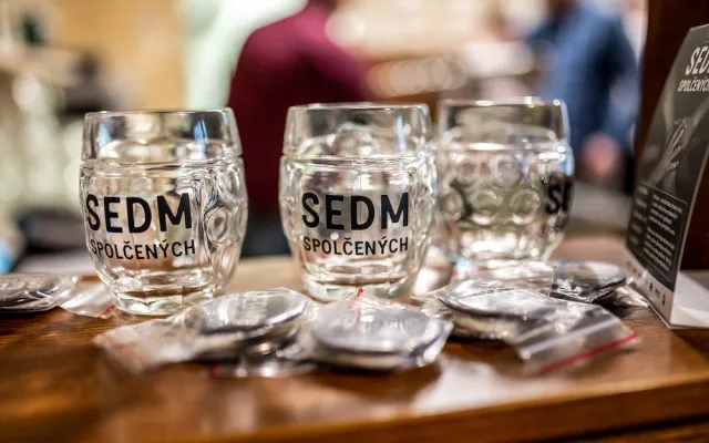 FOTO, VIDEO: Sedm sládků spojilo síly. Výsledkem je ležák z unikátního chmele