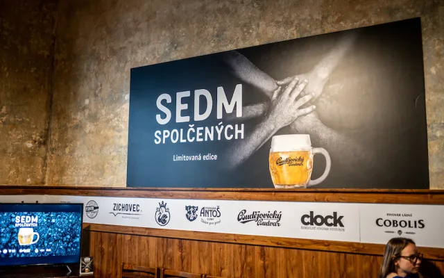 FOTO, VIDEO: Sedm sládků spojilo síly. Výsledkem je ležák z unikátního chmele