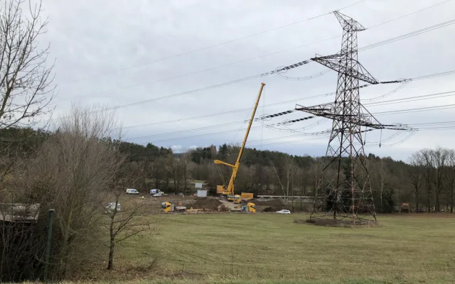 E.ON odstranil lávku u Zátaví. Plyn nově vede pod řekou