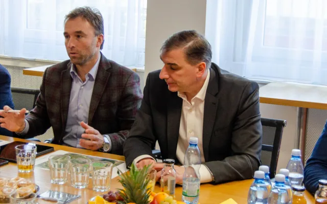 Šéf Národní agentury pro sport navštívil VŠTE. Debatoval se studenty a viděl unikátní projekt fotbalové akademie Dynama
