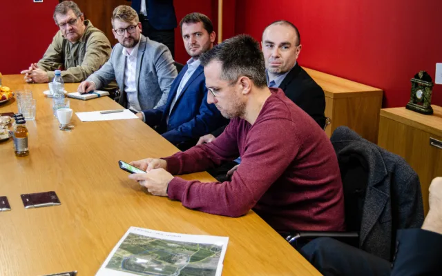 Šéf Národní agentury pro sport navštívil VŠTE. Debatoval se studenty a viděl unikátní projekt fotbalové akademie Dynama