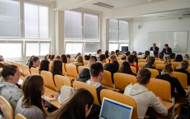 Šéf Národní agentury pro sport navštívil VŠTE. Debatoval se studenty a viděl unikátní projekt fotbalové akademie Dynama