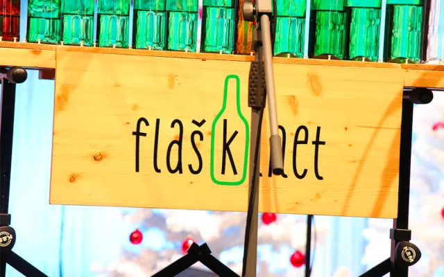 Flaškinet to na budějckém náměstí rozparádili na kytaru a flašky